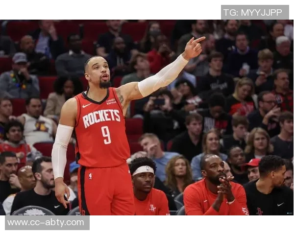 社会我龙哥狄龙半场表现出色三分球精准助力球队取胜